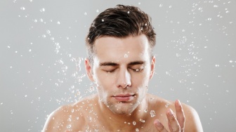 4 Sabun Cuci Muka Pria untuk Kulit Kering, Wajah Bersih dan Segar Tanpa Rasa Ketarik