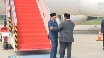 PM Malaysia Anwar Ibrahim Tiba di Indonesia, Disambut Pelukan Hangat Prabowo