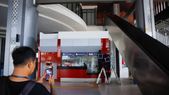 Suasana di Stasiun Tanah Abang Jakarta, Jumat (27/6/2025). [Suara.com/Alfian Winanto]