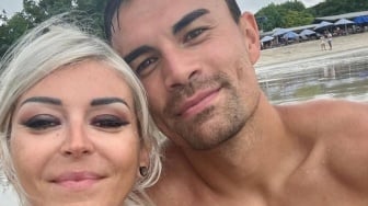 Siapa Perempuan Bule Bertato Foto dengan Emil Audero di Pantai Lombok?