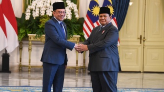 Momen Presiden Prabowo Sambut Langsung PM Anwar Ibrahim di Istana