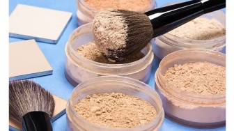 5 Pilihan Bedak Tabur yang Bikin Glowing dan Tahan Lama, Mulai Rp20 Ribuan!