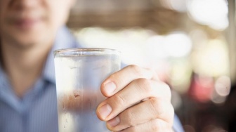 Benarkah Minum Air Dingin Bisa Turunkan Berat Badan? Ini Penjelasan Dokter
