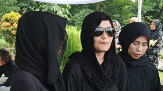 Tangis Mita The Virgin Kehilangan Ibu: Nanti Ngabarin Siapa Lagi