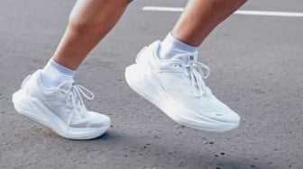Lagi Tren Banget! Ini 5 Alasan New Balance vs Salomon Jadi Sepatu Paling Hype 2025