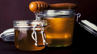 9 Cara Pakai Madu untuk Kecantikan, Wajah Glowing Alami!