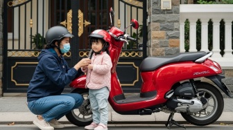 Stop Bonceng Anak di Depan! Ini Panduan Aman Berkendara Motor yang Sering Diabaikan