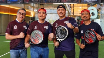 Dari kiri ke kanan: Sekjen Pengurus Besar Padel Indonesia (PBPI) DKI Jakarta Steven Walangitan, Kadispora Provinsi DKI Jakarta Andri Yansyah, Ketua DPP PDI P Ronny Salampessy, dan Ketua Banteng Muda Indonesia (BMI) DKI Jakarta Anta Ginting ikut meramaikan Soekarno Padel Cup 2025 yang digelar di Jakarta Selatan, Sabtu (28/6/2025).  {Dok: BMI}