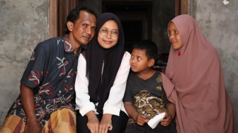 Dari Asongan ke Kampus Impian: Kisah Inspiratif Putri Raih Beasiswa Penuh di UGM