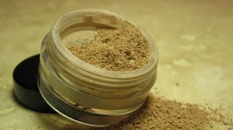 Bye-Bye Kilap! 5 Bedak Loose Powder Terbaik untuk Makeup Tahan Lama Seharian