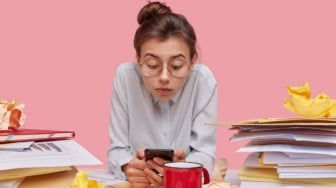 FOMO Literasi: Ketika Membaca Berubah Jadi Ajang Pamer dan Tekanan Sosial