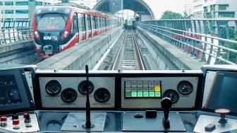 Kereta Lintas Raya Terpadu (LRT) Jabodebek melintas Jakarta, Senin (30/6/2025). [Suara.com/Alfian Winanto]
