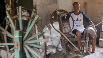 Pekerja memintal benang di sebuah industri kawasan Cipulir, Jakarta, Senin (30/6/2025). [Suara.com/Alfian Winanto]