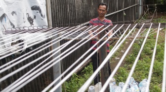 Pekerja memintal benang di sebuah industri kawasan Cipulir, Jakarta, Senin (30/6/2025). [Suara.com/Alfian Winanto]