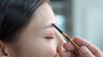 5 Rekomendasi Pensil Alis dengan Ujung Micro, Kunci Bikin Alis Serat Natural Sempurna