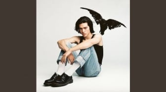 Conan Gray Ungkap Luka Patah Hati Lewat Lagu Synth Pop Bertajuk Maniac
