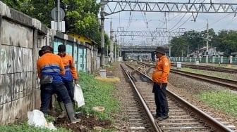 Jejak Esek-Esek Di Balik Tembok Stasiun Jatinegara: Kondom Bekas hingga Flat Shoes Tertinggal