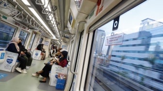 Sejumlah penumpang menaiki kereta Lintas Raya Terpadu (LRT) Jabodebek di Jakarta, Senin (30/6/2025). [Suara.com/Alfian Winanto]