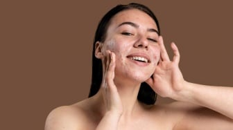 5 Sunscreen Mengandung Tea Tree Terbaik untuk Kulit Berjerawat, Mulai Rp30 Ribuan