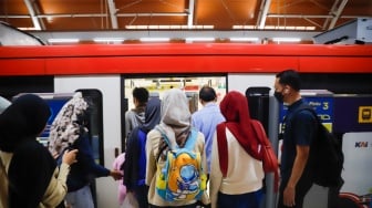 Sejumlah penumpang menunggu kereta Lintas Raya Terpadu (LRT) Jabodebek di Stasiun Dukuh Atas, Jakarta, Senin (30/6/2025). [Suara.com/Alfian Winanto]