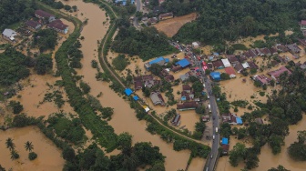 Foto udara wilayah terdampak luapan Kali Wanggu di Kelurahan Lepo-lepo, Kendari, Sulawesi Tenggara, Minggu (29/6/2025). [ANTARA FOTO/Andry Denisah/rwa]