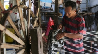 Pekerja memintal benang di sebuah industri kawasan Cipulir, Jakarta, Senin (30/6/2025). [Suara.com/Alfian Winanto]