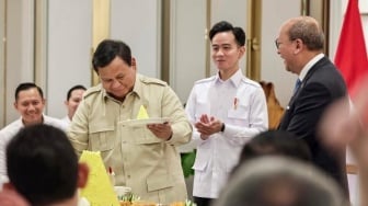 Sambangi Wisma Danantara, Prabowo Potong Tumpeng Bareng Kabinet