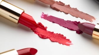 5 Lipstik Purbasari Terbaik untuk Bibir Hitam: Anti Crack! Harga Cuma Rp30 Ribuan