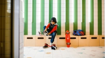 4 Rekomendasi Merk Sepatu Sekolah yang Bagus dan Awet: Harga Murah, Nyaman Dipakai