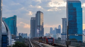 Kereta Lintas Raya Terpadu (LRT) Jabodebek melintas Jakarta, Senin (30/6/2025). [Suara.com/Alfian Winanto]