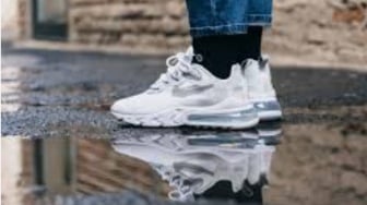 Nyaman dan Gaya, Ini 7 Sepatu Terbaik untuk Jalan-Jalan Seharian Tanpa Pegal 2025