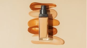 5 Rekomendasi Foundation Terbaik untuk Kulit Kering, Makeup Auto Flawless
