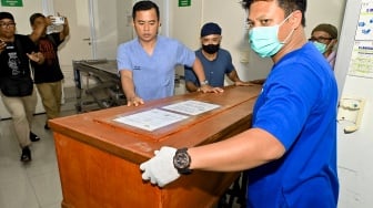 Petugas memindahkan peti jenazah pendaki Gunung Rinjani Juliana Marins ke dalam mobil jenazah di Rumah Sakit Umum Daerah Bali Mandara, Denpasar, Bali, Senin (30/6/2025). [ANTARA FOTO/Fikri Yusuf/bar]