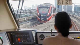 Operator mengoperasikan kereta Lintas Raya Terpadu (LRT) Jabodebek di Stasiun Dukuh Atas, Jakarta, Senin (30/6/2025). [Suara.com/Alfian Winanto]