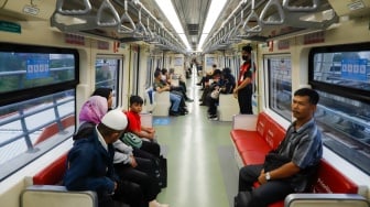 Sejumlah penumpang menaiki kereta Lintas Raya Terpadu (LRT) Jabodebek di Jakarta, Senin (30/6/2025). [Suara.com/Alfian Winanto]