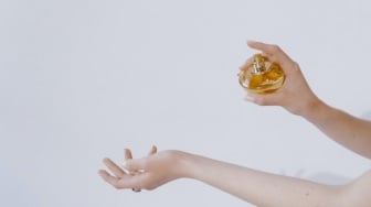 Rekomendasi 7 Parfum Bayi Bebas Alkohol, Bikin Si Kecil Tetap Harum Tanpa Khawatir Kulit Sensitif!