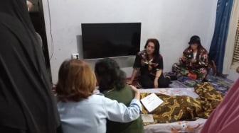 Tangis Istri Hamdan ATT Pecah saat Anak Tiba di Rumah Duka