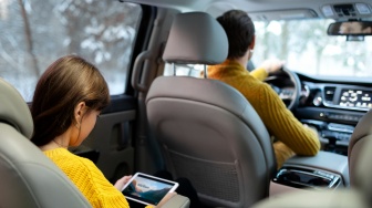 Beli Mobil Bekas atau Mobil Baru? Ini Tips untuk Keluarga Muda
