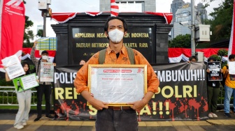 Massa dari Koalisi Masyarakat Sipil untuk Reformasi Kepolisian (Koalisi RFP) saat menggelar aksi di depan Polda Metro Jaya, Jakarta, Selasa (1/7/2025). [Suara.com/Alfian Winanto]