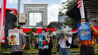 Massa dari Koalisi Masyarakat Sipil untuk Reformasi Kepolisian (Koalisi RFP) saat menggelar aksi di depan Polda Metro Jaya, Jakarta, Selasa (1/7/2025). [Suara.com/Alfian Winanto]