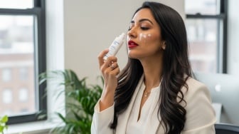 Cara Reapply Sunscreen saat Sedang Pakai Full Makeup, Harus Dihapus Dulu?