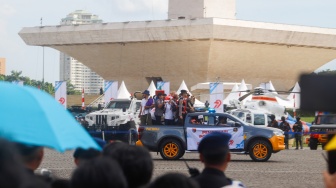 Warga menghadiri HUT ke-79 Bhayangkara di kawasan Monumen Nasional (Monas), Jakarta, Selasa (1/7/2025).  [Suara.com/Alfian Winanto]