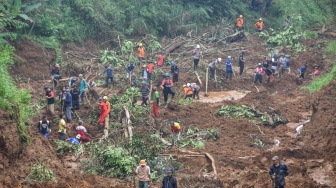 Tim SAR dibantu relawan dan warga membersihkan material tanah longsor saat pencarian korban yang tertimbun tanah longsor di Desa Tenjowaringin, Kecamatan Salawu, Kabupaten Tasikmalaya, Jawa Barat, Selasa (1/7/2025). [ANTARA FOTO/Adeng Bustomi/foc]