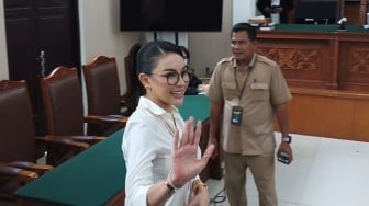 Tangis Nikita Mirzani Pecah Beri Pesan ke Anak di Ruang Sidang: Ami Bukan Teroris