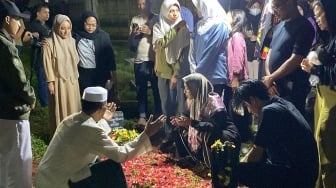 Tangis Keluarga Iringi Pemakaman Hamdan ATT