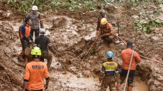 Tim SAR dibantu relawan dan warga membersihkan material tanah longsor saat pencarian korban yang tertimbun tanah longsor di Desa Tenjowaringin, Kecamatan Salawu, Kabupaten Tasikmalaya, Jawa Barat, Selasa (1/7/2025). [ANTARA FOTO/Adeng Bustomi/foc]