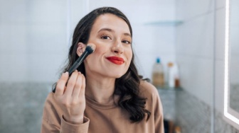 7 Pilihan Blush On yang Bagus Rekomendasi MUA, Harga Mulai Rp18 Ribuan Aja!