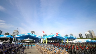 Sejumlah personel dari beberapa kesatuan di Polri mengikuti upacara HUT ke-79 Bhayangkara di kawasan Monumen Nasional (Monas), Jakarta, Selasa (1/7/2025).  [Suara.com/Alfian Winanto]