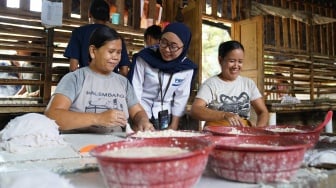 Dari Ibu Rumah Tangga Jadi Pemimpin Keluarga Bersama PNM Mekaar