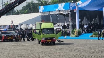 Tampil di HUT ke-79 Bhayangkara, Anjing Robot Polisi Sempat Terjengkang Saat Hendak Tampil